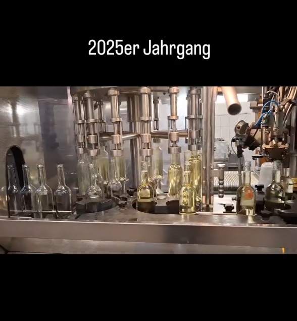 Von der Traube zur Flasche – der erste 2025er ist bereit. 🍇🍾